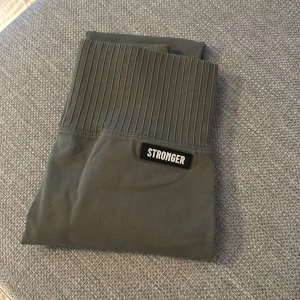 Olivgröna snygga  leggings från Stronger! - Snygga  leggings från Stronger med extra komfort. Perfekta för träning eller en avslappnad dag. De har en stilren design med en diskret logga framtill. Spårbar och enkel leverans för 67 kronor😊😊👍