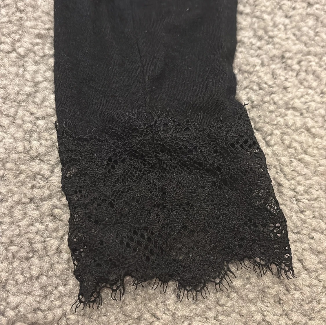 Svart långärmad topp med spetsdetaljer - 3