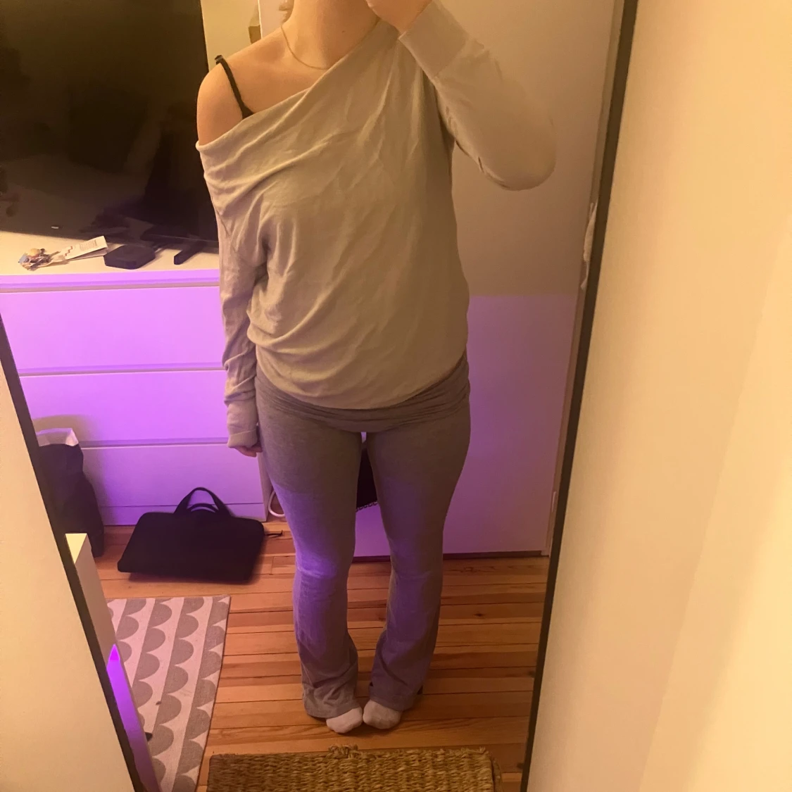 Ljusgrå offshoulder tröja från Massimo Dutti