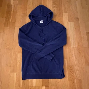 John Henric cashmere tröja - En cashmere tröja från John Henric i storlek M. Passar mellan 179-189 ungefär den är ganska för mycket stor på mig som är 176. Nypris ligger på ca 2499 kr medans mitt bara är 1299. Inga defekter. Skriv för fler frågor.