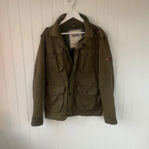 Field jacka - Sjukt snygg fieldjacka från Tommy hilfiger, skick 7/10 lite blekt men sjukt fet.