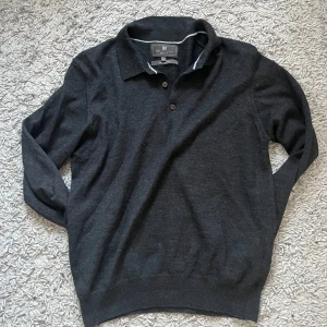 Rugbytröja merinoull  - Säljer nu en riktigt snygg och stilren rugbytröja i merinoull. Tröjan är storlek M men sitter mer som S. Tröjan är i färgen mörkgrå och mycket bra skick . ❗️PRIS KAN DISKUTERAS❗️