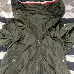 Moncler grimpeurs - En moncler windbreaker skön och stilren unik färg säljer då jag tröttnat på den. Är i väldigt bra skick en liten flaw är väll att snörena till luvan är borta overall bra skick och sparsamt använd! Köpt av en reseller i somras. Varan är äkta och kan lös legitcheck samt fler bilder på industries tags. Ursäktar dem dåliga bilderna!