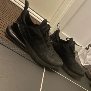 Svarta Nike air Max 270 - Snygga svarta Nike air Max 270 perfekta året runt, är i ny skick och sparsamt använda! Köpta på footlocker för nån månad sen. Nypris 1799kr