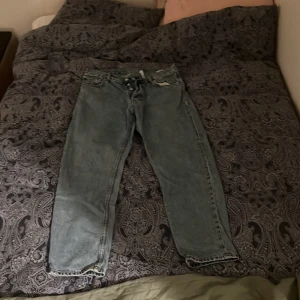 Blå jeansbyxor -  Barrel jeans från Weekday. Passform 32/32