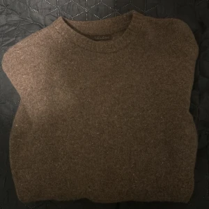 Stenströms stickad tröja  - Tröjan använda fåtaliga gånger och ör som ny skick. Det står att storleken är L på tröjan men passar S-M då den är liten i storleken. Pris kan diskuteras i Dm.