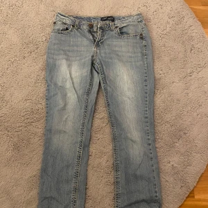 Ljusblå jeans - Snygga ljusblå jeans med en straight passform