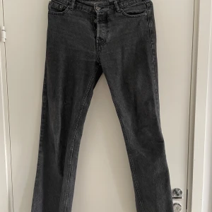 Svarta jeans från Montén - Snygga svarta jeans från Montén med en rak passform