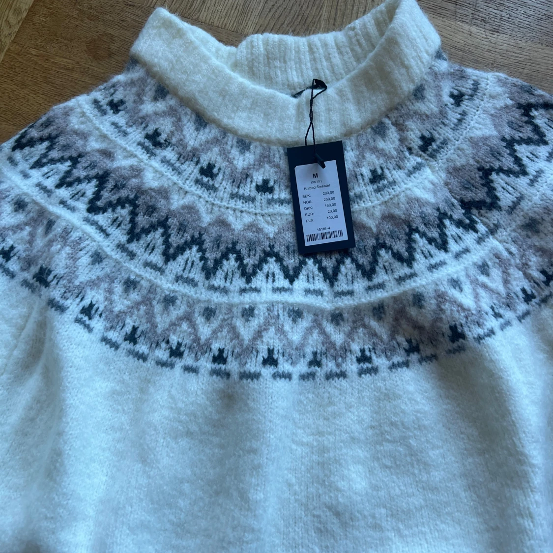 Vit stickad tröja med mönster - 1