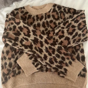 Leopardmönstrad stickad tröja från Kappahl - Säljer en snygg leopardmönstrad stickad tröja från Kappahl. Tröjan har långa ärmar och ribbade muddar vid ärmslut och nederkant.  🐆(priset kan diskuteras)typ aldrig använt 