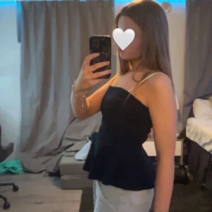 marinblå tubtopp med volang - marinblå tubtopp med volang, använd runt 2 gånger. passar till allt. den är köpt från missäy❤️ storleken är xs/s.