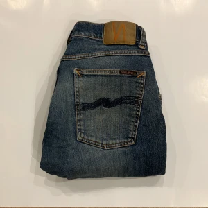 Nudie jeans Lean Dean  - Feta Nudie jeans som är i bra skick förutom att dragskedjan är sönder ( se bild 4) annars utan defekter nypris på dessa ligger på 1800 vårat pris 299 vid köp av två jeans 499.🙌🏻 Modell: Lean Dean