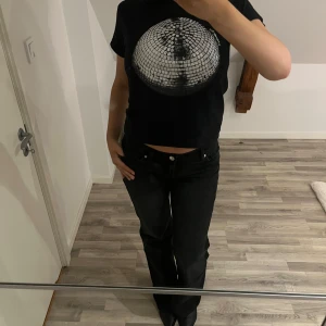 Svart t-shirt med diskokulstryck - Cool svart t-shirt med ett stort diskokulstryck på framsidan. Från In print we trust💕Storlek xs-s