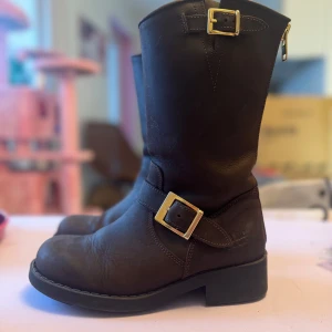 Bruna Johnny Bulls Stövlar - Använda men i bra skick. Storlek 36 men stora i storlek så passar mig som har 37. Bruna. Orginalkartong finns om man önskar få med den :)