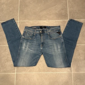 Replay jeans  - Ett par snygga jeans från Replay i storlek W33 L32 i modellen Anbbas 