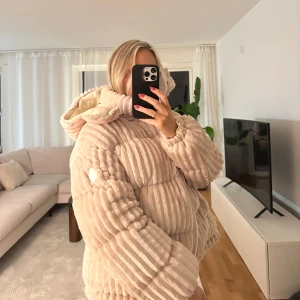 Moncler jacka  - Unik moncler jacka, använd endast en gång och skicket är som nytt. 