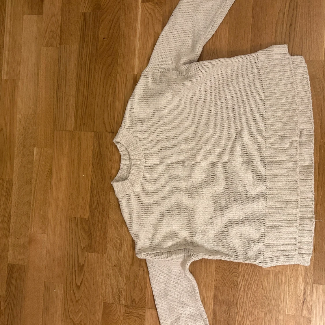 Vit stickad tröja från Gina Tricot