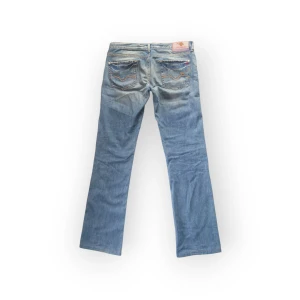 Replay jeans  - Raka jeans med blommiga detaljer broderat på fickorna. Storleken är W30 L34, men de har sytts upp och är därför kortare. Motsvarar storlek M. Midja 42, Innerben 78 (cm) Fråga gärna om flera bilder💗