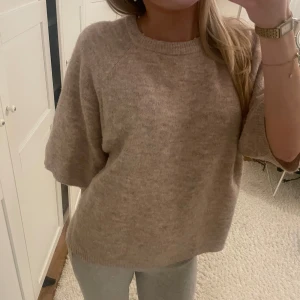 trekvartsärmad stickad tröja - fin rosa/beige trekvartsärmad stickad tröja, storlek XS men stor i storleken 