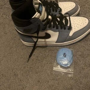 Jordan 1 university blue - Ett par fina jordans i bra skick, inga slitor eller skador. Kommer med de blåa snöret också.