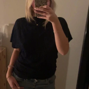 Toppar  - Så fin marinblå topp från Zara. Endast använd en gång, är som ny💕