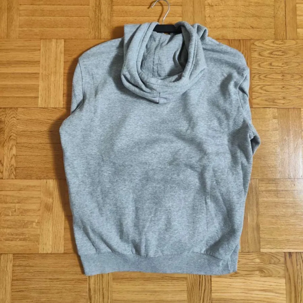 Säljer en grå hoodie från Champion i storlek M, Skönt material perfekt för vardagen, Bra skick inga skador/slitage, PRIS KAN DISKUTERAS . Neuletakit & Villapaidat.