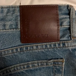 Blå bootcut  jeans  - Snygga blå jeans från med klassisk femficksdesign. De har en låg midja och en bootcut passform. De sitter lite tight på mig, så de sitter egentligen mer bootcut