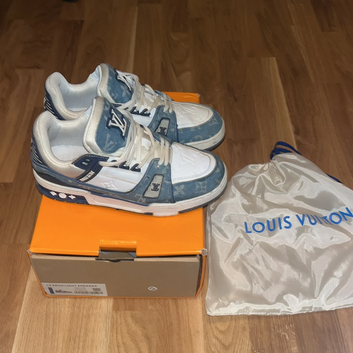 Blå och vita sneakers från Louis Vuitton - 4