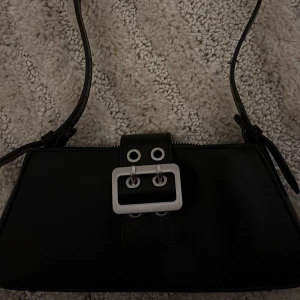 Svart axelväska från zara - Oanvänd 