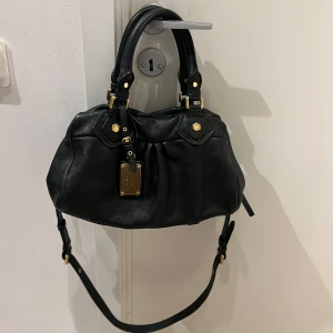 Marc Jacobs väska  - Snygg svart axelväska i skinn med gulddetaljer och dragkedja. Väskan är nästintill helt ny. Det är den populära mini modellen. Skriv för frågor 😇🩷