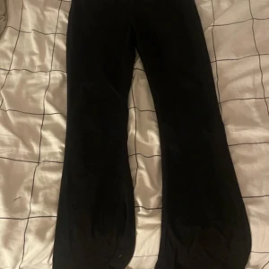 Svarta jeansbyxor från Lois - Snygga svarta jeansbyxor från Lois med klassisk design. Byxorna har en normal passform och är tillverkade i ett slitstarkt material. Perfekta för en stilren look. Men den har ett litet hål på fickan men de märker man inte priset kan diskuteras om de behövs!