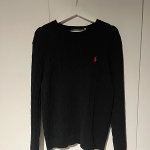 Kabelstickad ralph lauren tröja - Kabelstickad ralph lauren tröja i nyskick men utan lapparna | Storlek: S | Skick: 9/10 använd 2 gånger | Skcikar samma dag som köp sker | Pris ej hugget i sten!