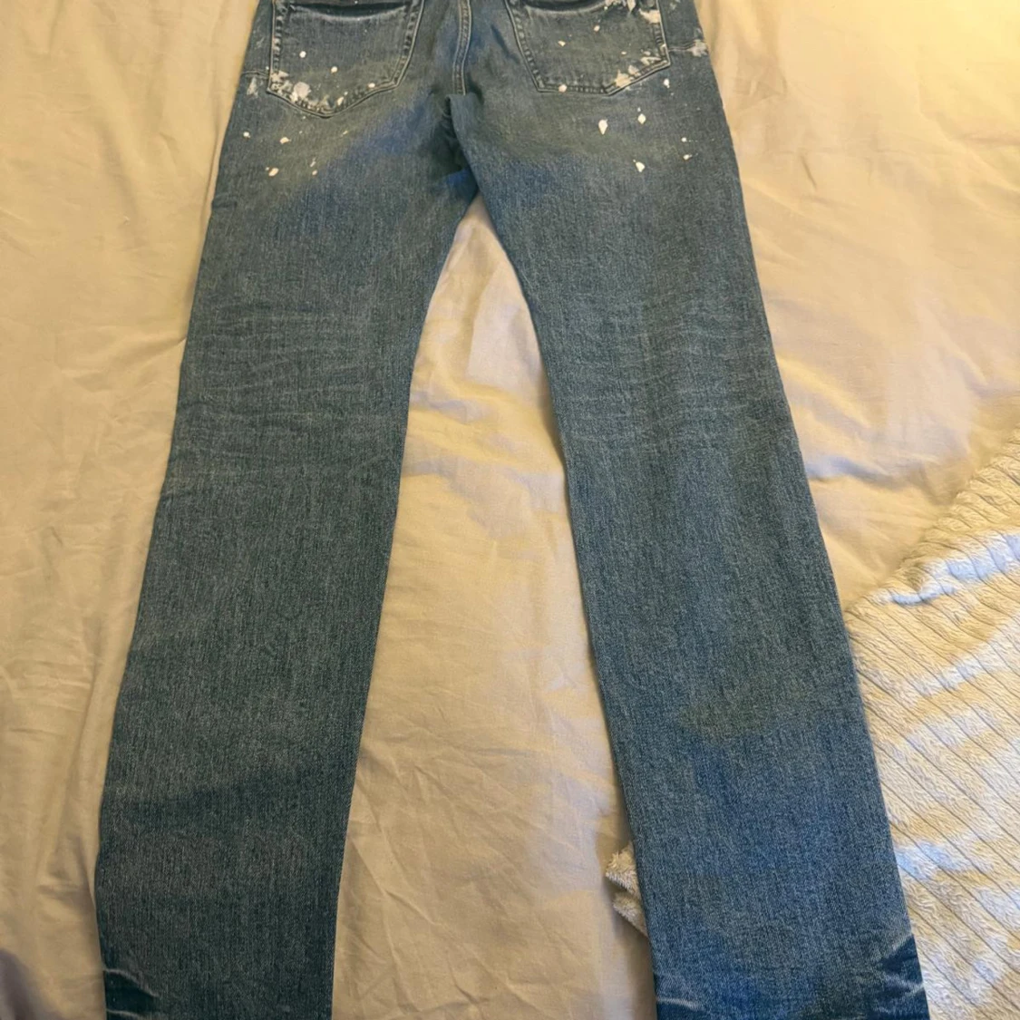 Blå jeans med slitna detaljer - 1