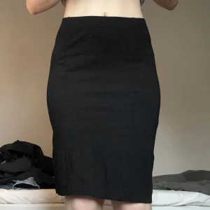 Svart kjol från Filippa K - Snygg svart kjol från Filippa K i en klassisk design. Kjolen har en tight passform och är tillverkad i ett mjukt och bekvämt material. Säljer då det inte är min stil.