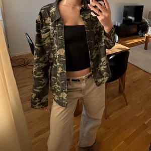 Jacka - Militär jacka i jeansmaterial från PrettyLittleThing i storlek 8.
