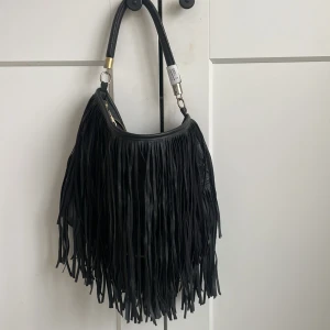 Svart axelväska med fransar - Snygg svart axelväska med fransar 