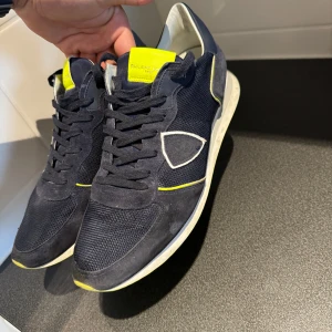 Philippe model sneakers  - Säljes för att jag egentligen inte använder dom, använda Max 2-3 gånger då storleken inte riktigt var rätt för mig 