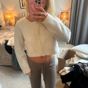 Vit stickad kofta med knappar - Säljer en söt vit stickad kofta med knappar framtill och två fickor. Super söt från Zara