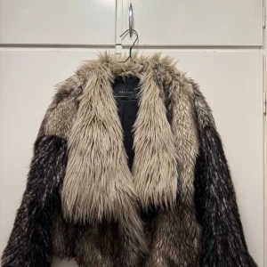 Pälsjacka  - Skitsnygg pälsjacka från Zara, inte äkta men fortfarande väldigt varm och skön💕storlek L men sitter bra på mig som är 174 och S! Nypris: 1500kr