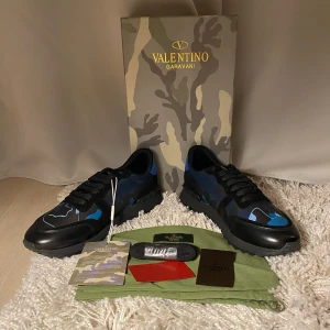 Valentino Skor - Ett par feta ljusblåa valentino Rockrunners i storlek 44. Det bara skriva vid frågor eller något annat.