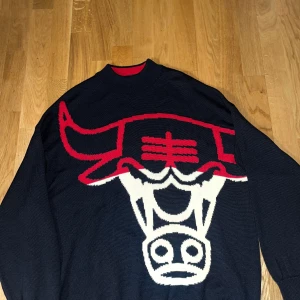 Hugo Boss x NBA Chicago Bulls Knit Sweater Jumper  - Säljer en helt ny Hugo boss X Chicago Bulls stickad tröja. Vet inte hur men taggen har fallit av  det är Storlek L på den och nypris ligger på ca 2000kr 