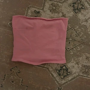 Rosa tubtopp från Gina Tricot - Säljer en söt rosa tubtopp från Gina Tricot. Perfekt för sommardagar och kan enkelt matchas med olika outfits. Toppen är i en mjuk och bekväm kvalitet. Toppen är använd bara en gång!!