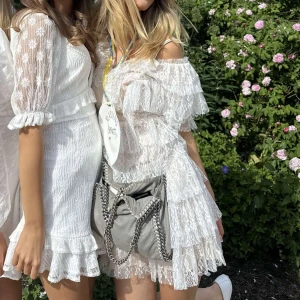 Vit spetsklänning med volanger - Superfin vit klänning från by malina💕 använd 1 gång på studenten så väldigt fint skick