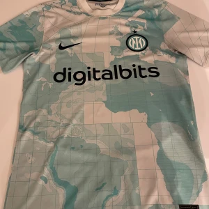 Vit/ljusblå Inter Milan Limited Edition fotbollströja  - Säljer en unik Limited Edition Inter Milan fotbollströja från Nike med ett coolt kartmönster i ljusblått och vitt. Tröjan har korta ärmar och klubbens emblem på bröstet. Perfekt för fans som vill sticka ut! Storlek Small