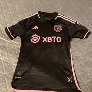 Svart fotbollströja från Adidas - Snygg fotbollströja med Messi på ryggen. Säljer denna då den knappt används hör av er för mer information eller bilder!!