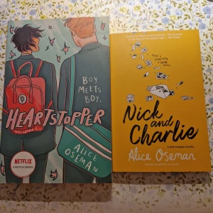 Heartstopper Volume 1 och Nick and Charlie av Alice Oseman - Två böcker av Alice Oseman: 'Heartstopper Volume 1', en grafisk roman om kärlek mellan två pojkar, och 'Nick and Charlie', en novell om deras relation. För heartstopper kostar den 100 kr och för Nick and Charlie kostar den 60 kr, paketpris för båda är 150 kr.