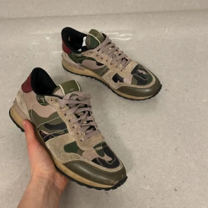 Valentino Rockrunners  - Säljer dessa feta Valentino Rockrunners |✅Skorna är i storlek 37 men passar även 38 |✅Nyrpiss runt 7000 men säljer för endast 1399🤯👑Hör av er vid frågor eller funderingar🤝