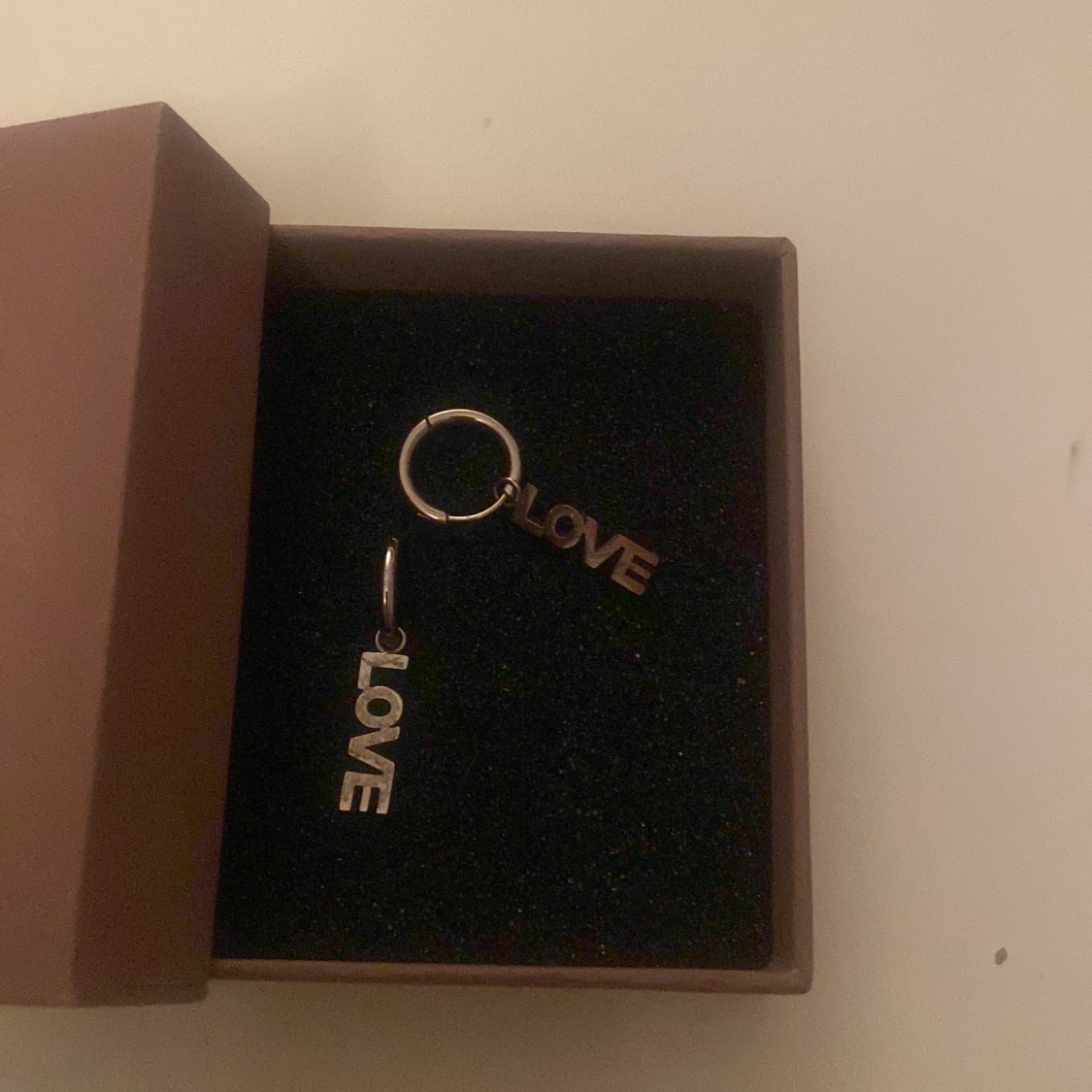 silver ”love” örhängen - 1