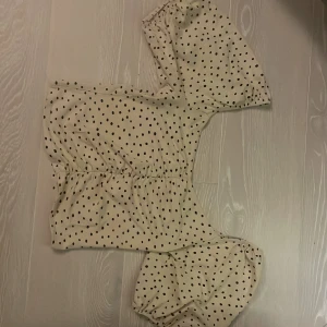 Prickig trendig topp - Jätte fin topp!