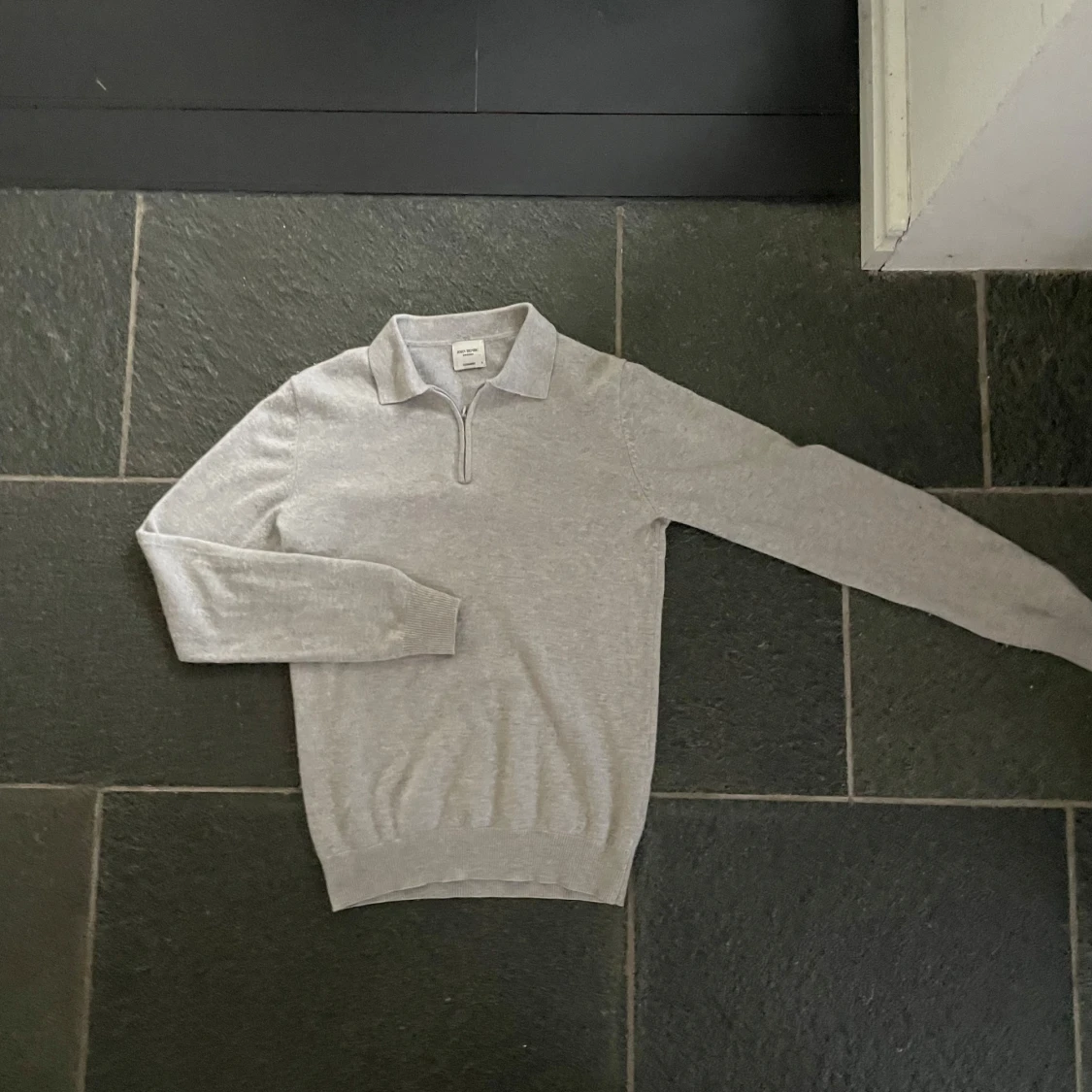 Grå långärmad tröja med dragkedja i 100% Kashmir